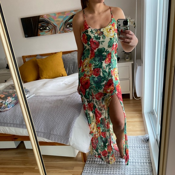 Editorial dress - Picture 2 of 4